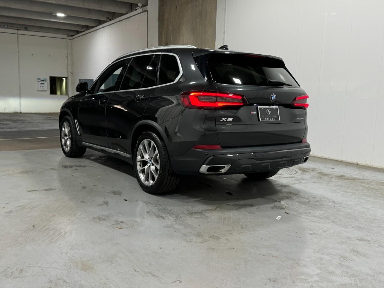 BMW X5 Vehicle Full-screen Gallery Image 3
