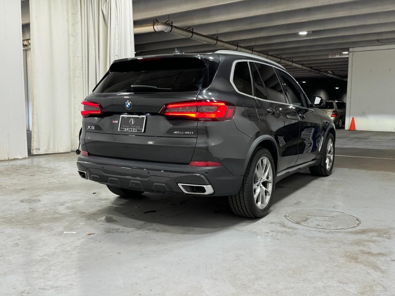 BMW X5 Vehicle Full-screen Gallery Image 4