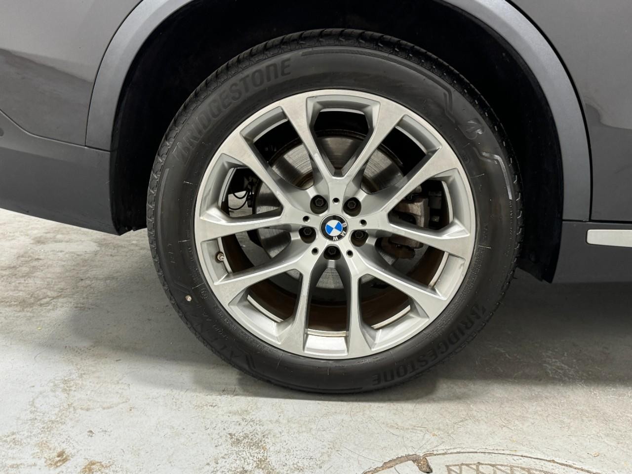 BMW X5 Vehicle Full-screen Gallery Image 5