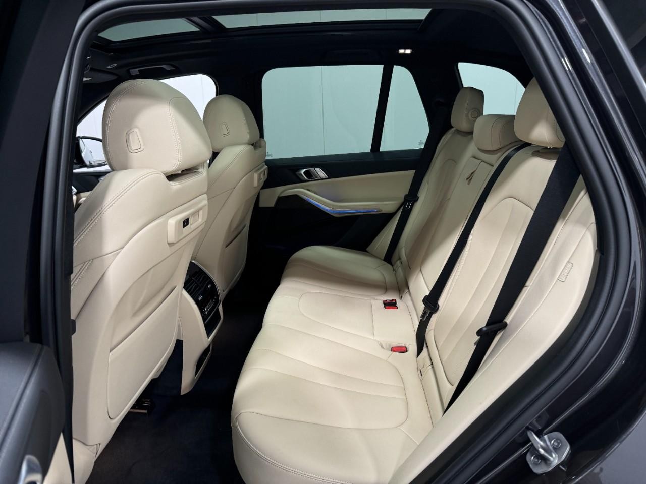 BMW X5 Vehicle Full-screen Gallery Image 8