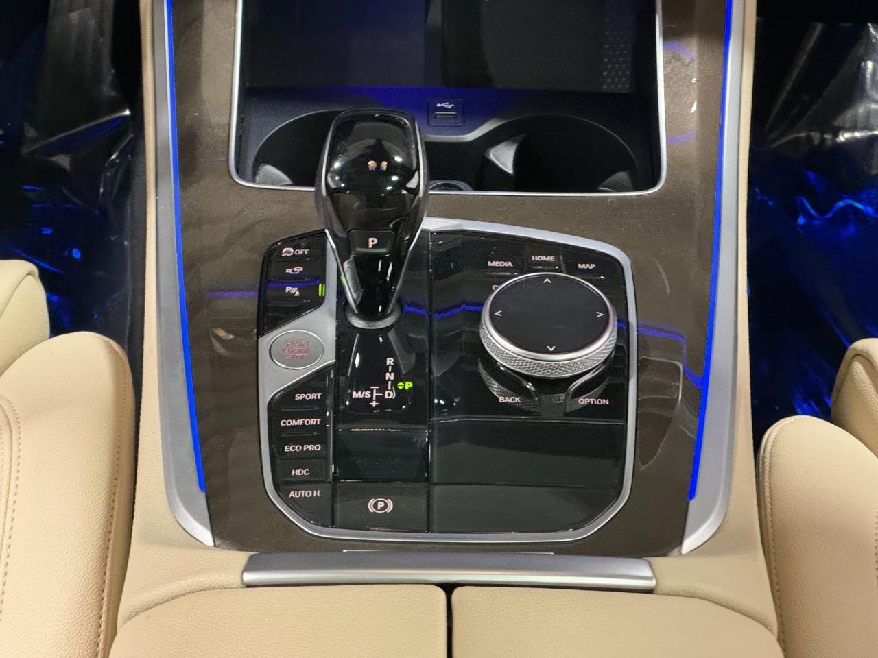 BMW X5 Vehicle Full-screen Gallery Image 16