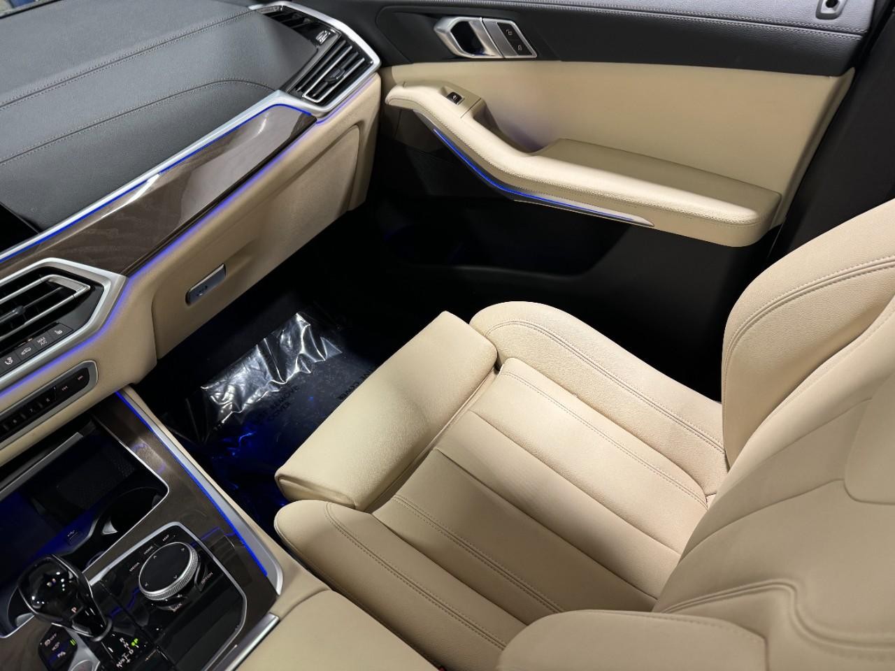 BMW X5 Vehicle Full-screen Gallery Image 17