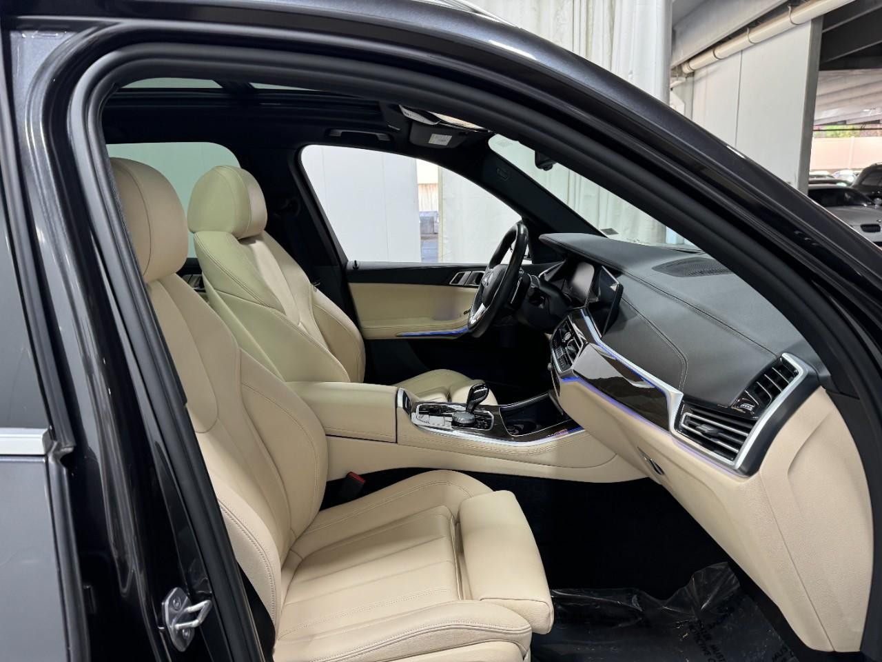 BMW X5 Vehicle Full-screen Gallery Image 18