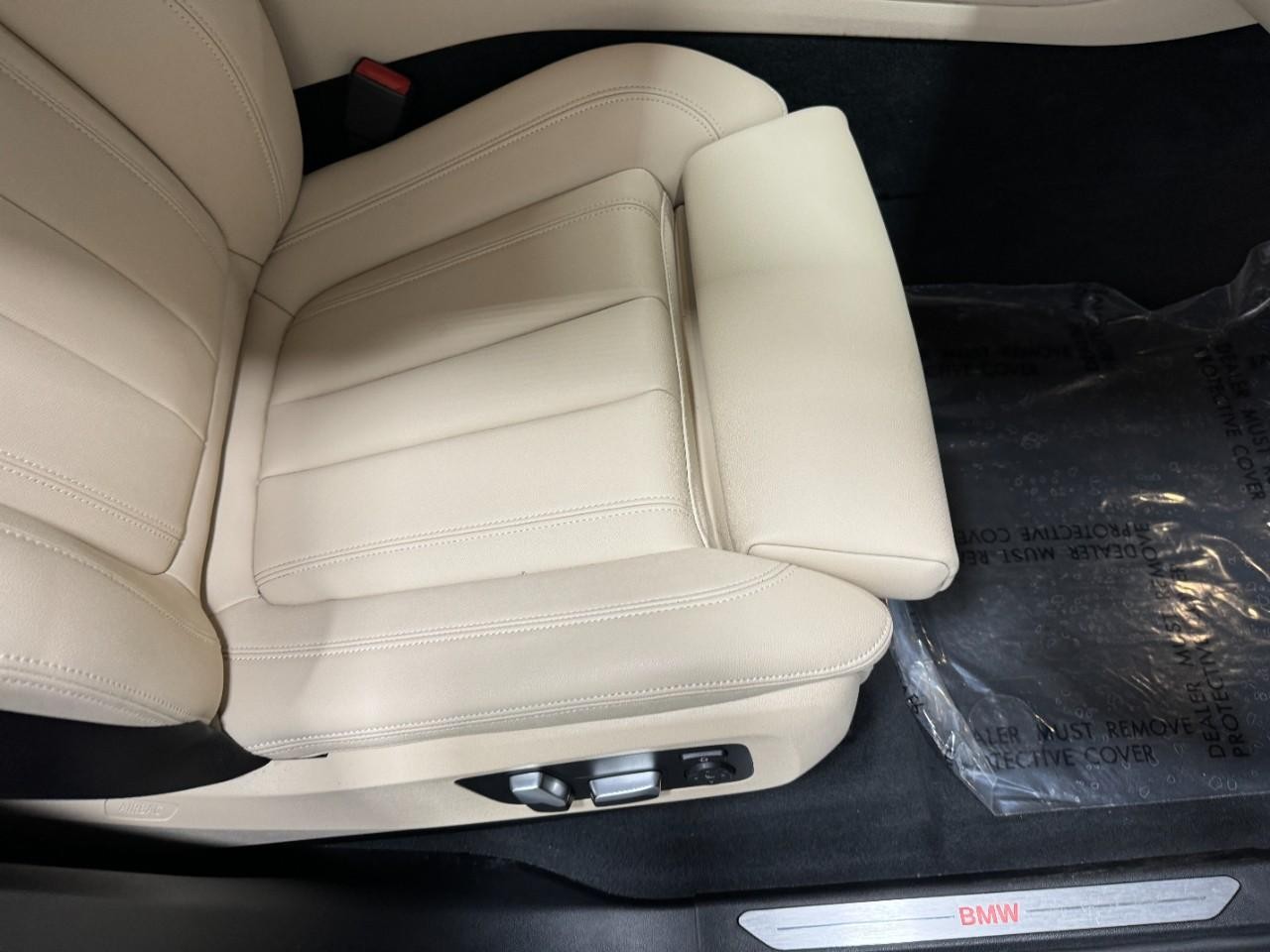 BMW X5 Vehicle Full-screen Gallery Image 19