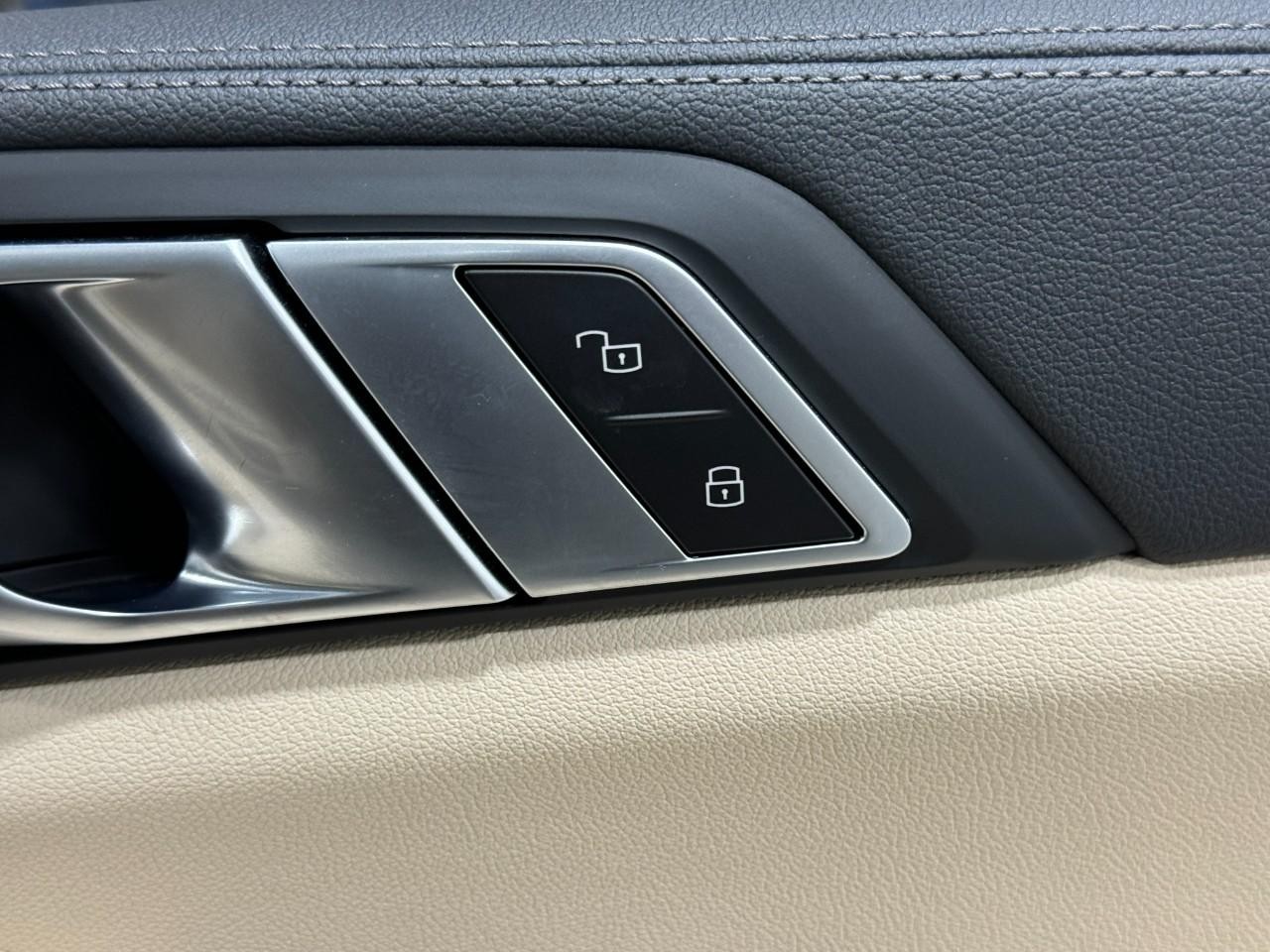 BMW X5 Vehicle Full-screen Gallery Image 21