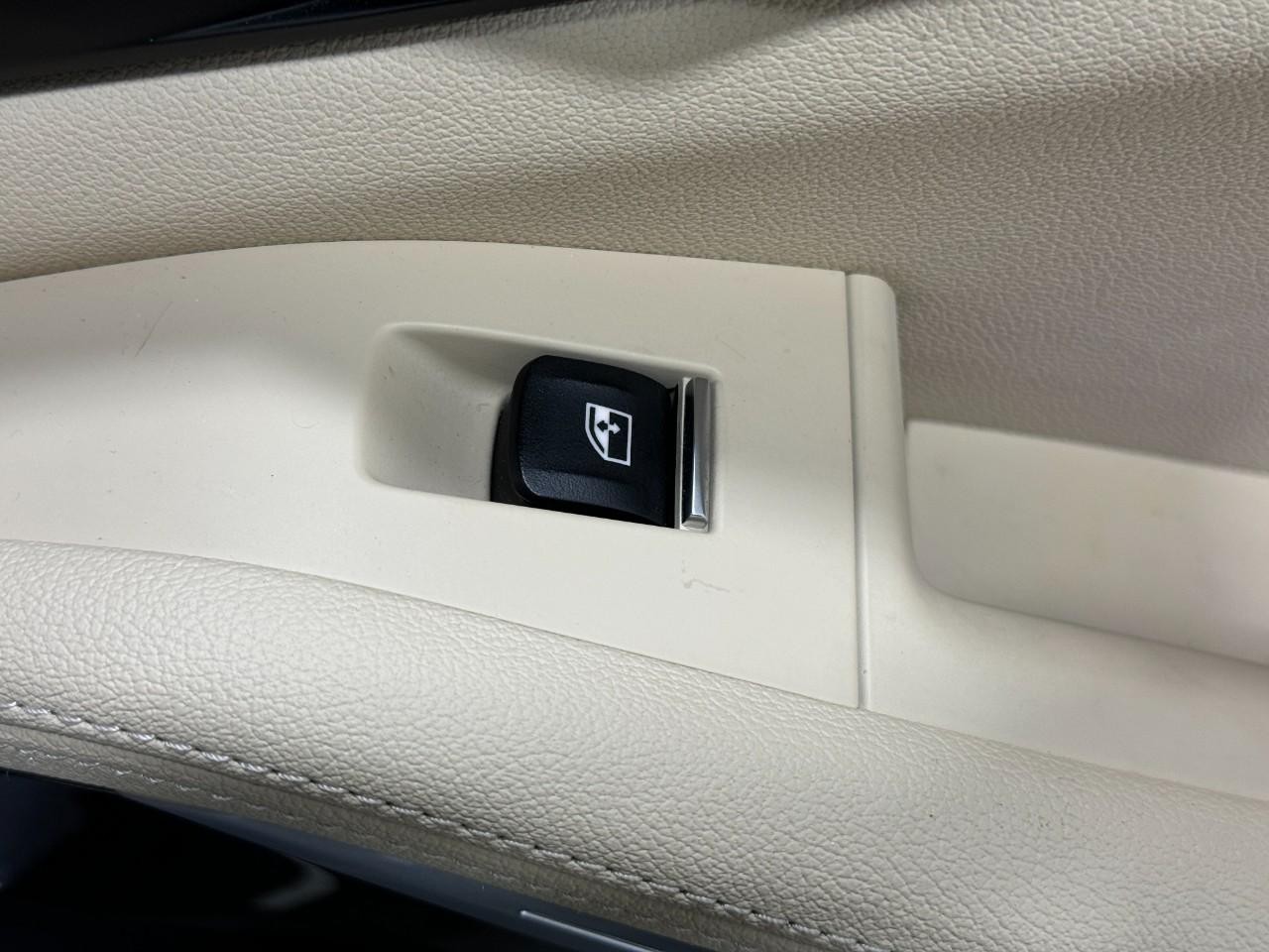 BMW X5 Vehicle Full-screen Gallery Image 22