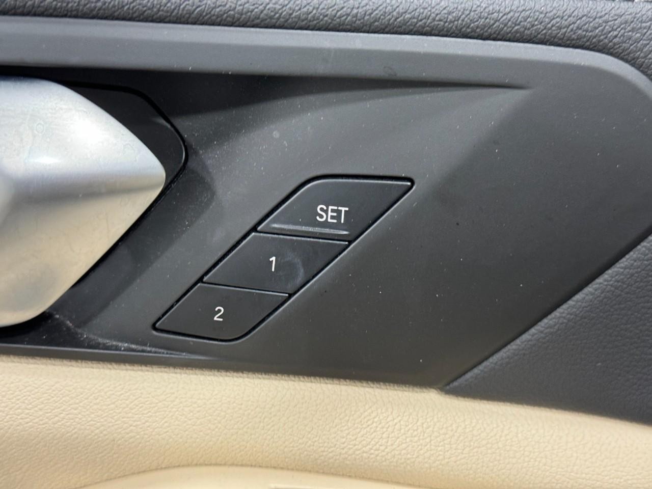 BMW X5 Vehicle Full-screen Gallery Image 23