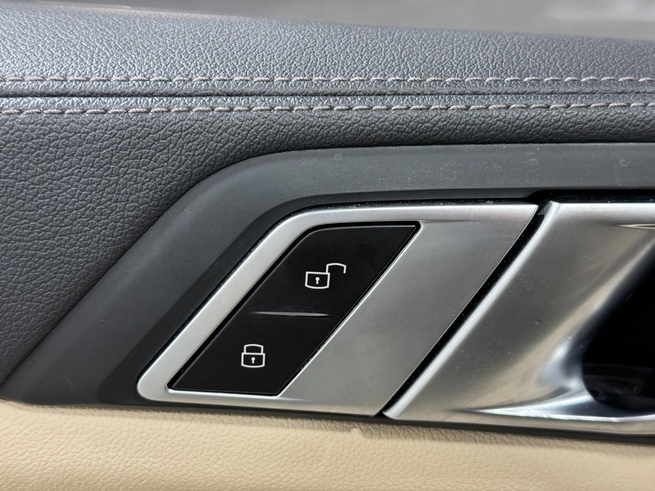 BMW X5 Vehicle Full-screen Gallery Image 24