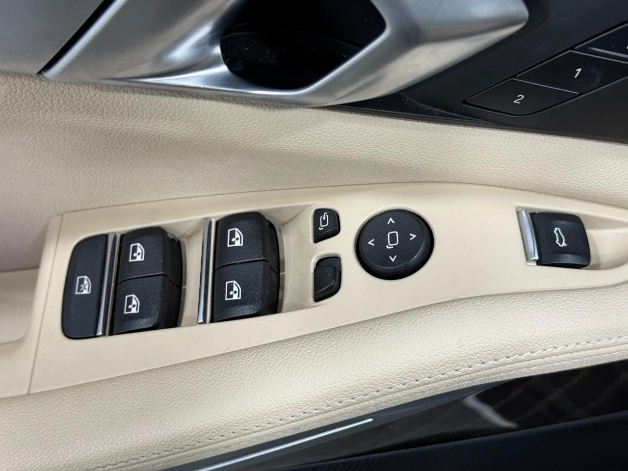 BMW X5 Vehicle Full-screen Gallery Image 25