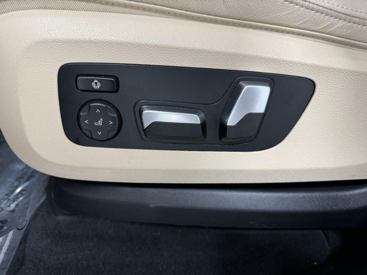 BMW X5 Vehicle Full-screen Gallery Image 28