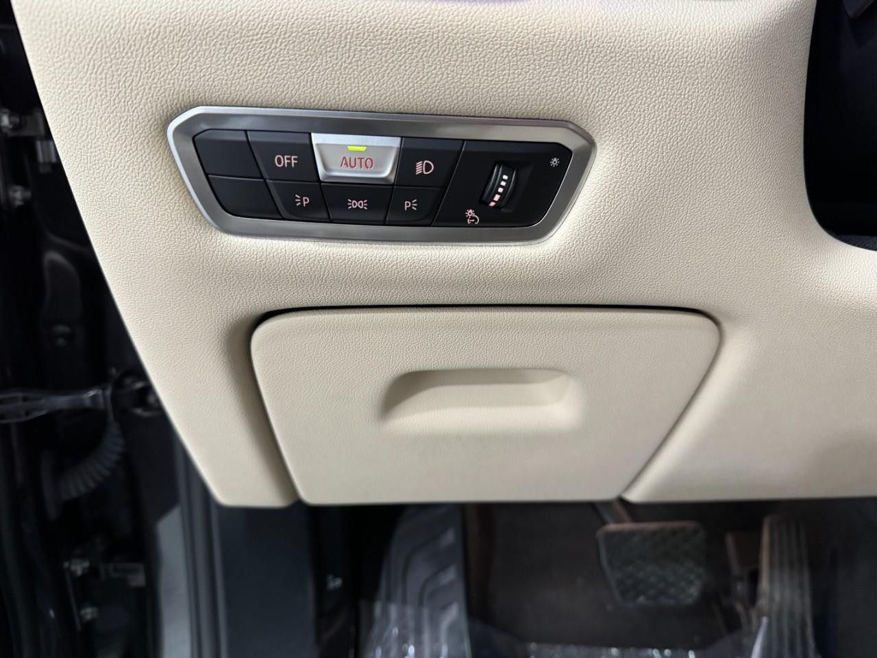 BMW X5 Vehicle Full-screen Gallery Image 29