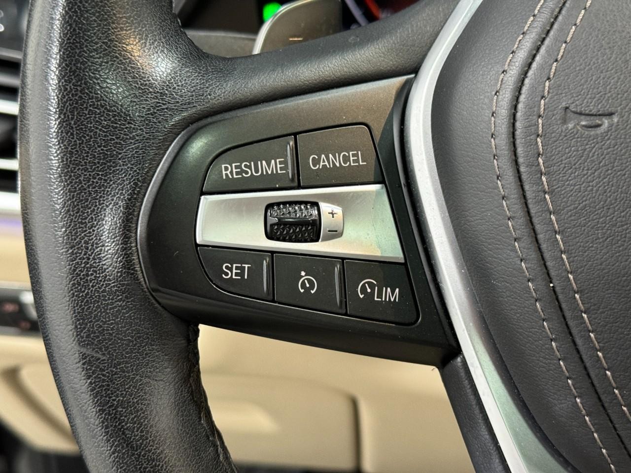 BMW X5 Vehicle Full-screen Gallery Image 30