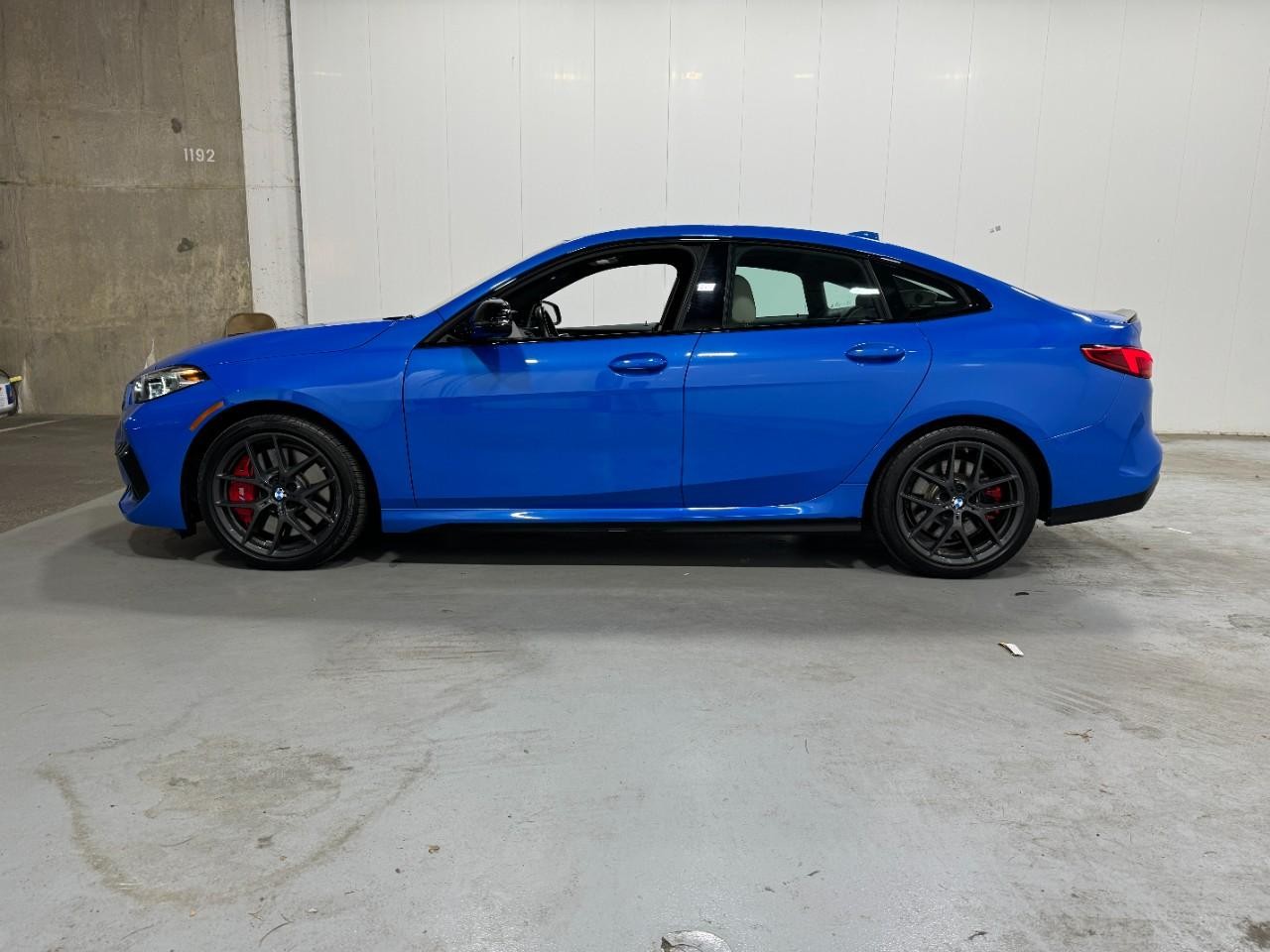 BMW 2 Series Vehicle Full-screen Gallery Image 2