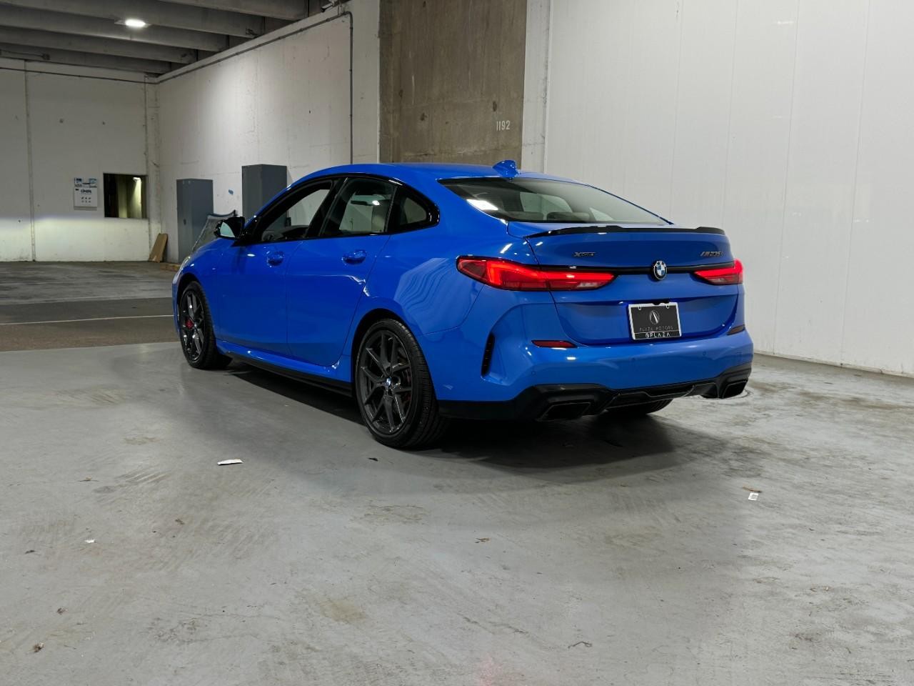 BMW 2 Series Vehicle Full-screen Gallery Image 3