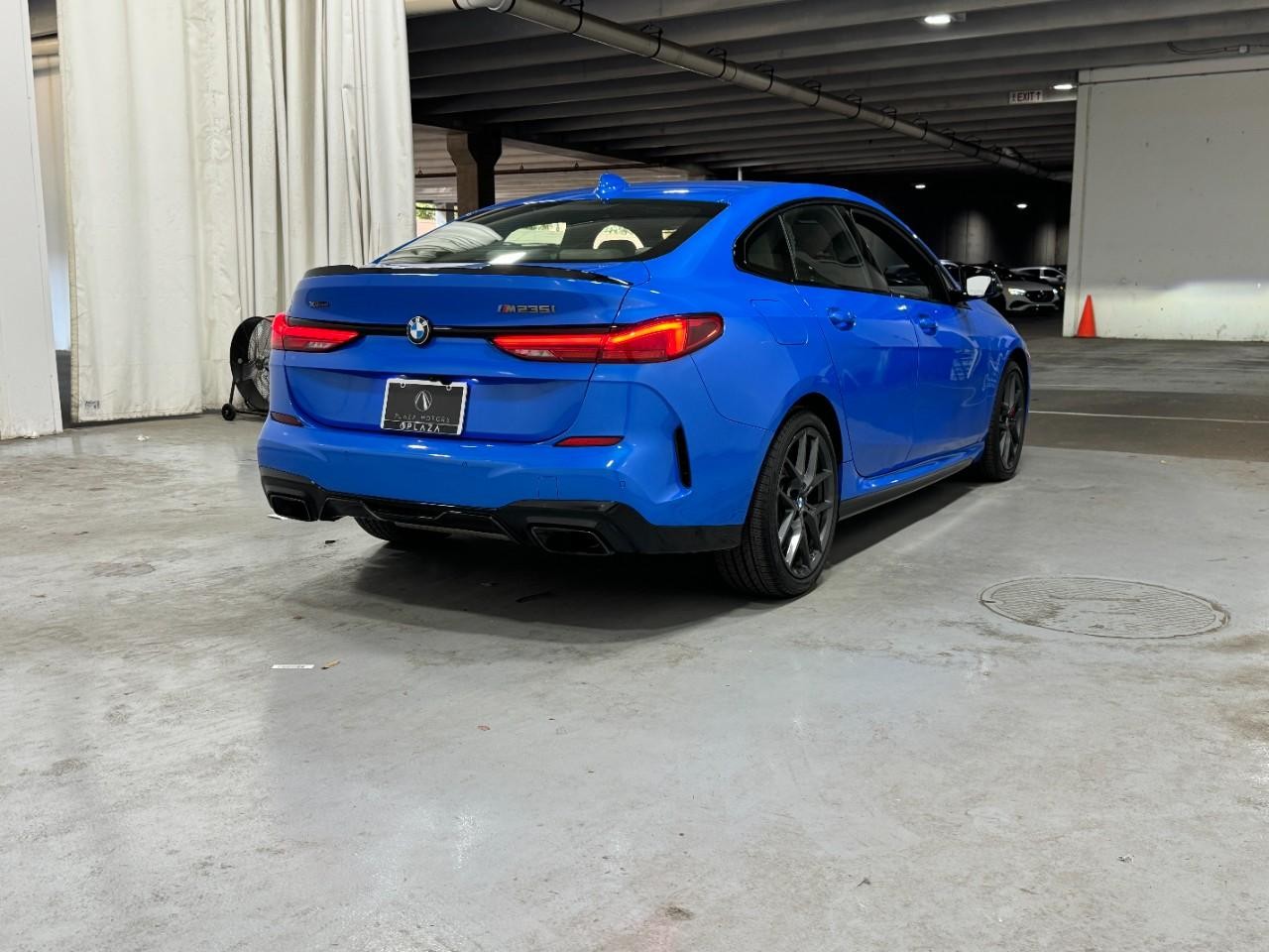 BMW 2 Series Vehicle Full-screen Gallery Image 4