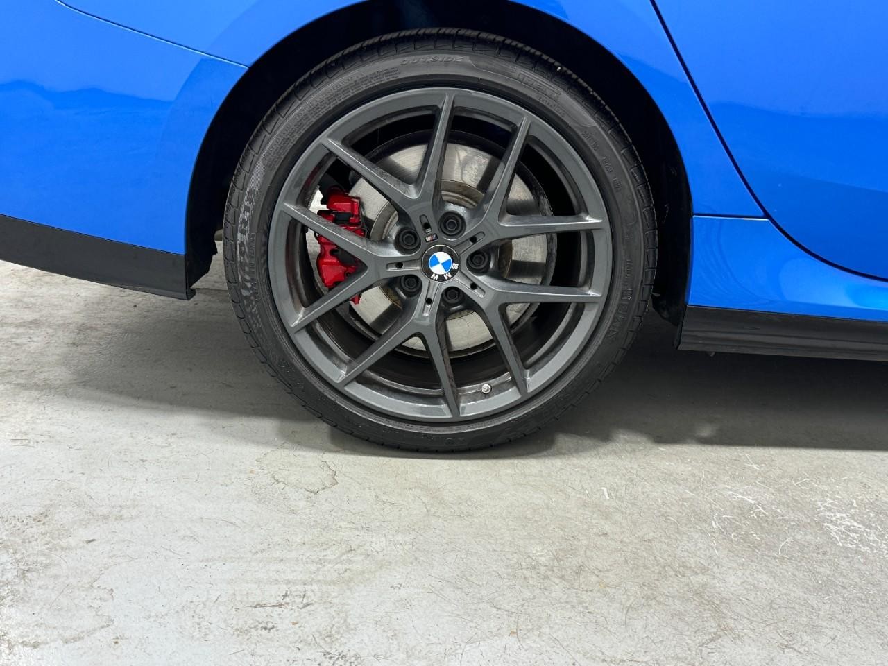 BMW 2 Series Vehicle Full-screen Gallery Image 5