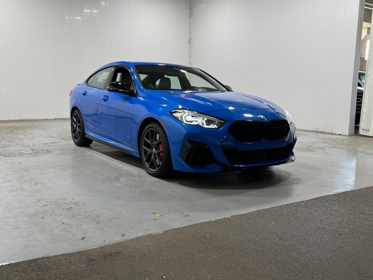 BMW 2 Series Vehicle Full-screen Gallery Image 6