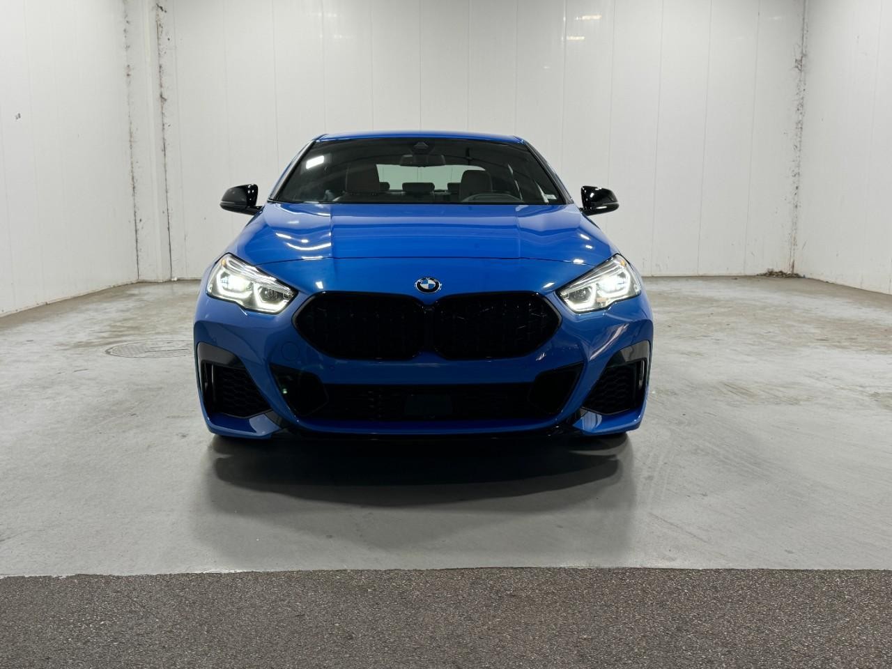 BMW 2 Series Vehicle Full-screen Gallery Image 7