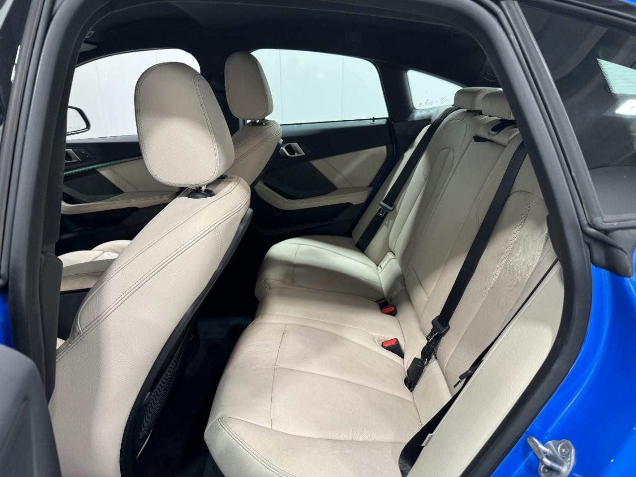 BMW 2 Series Vehicle Full-screen Gallery Image 8