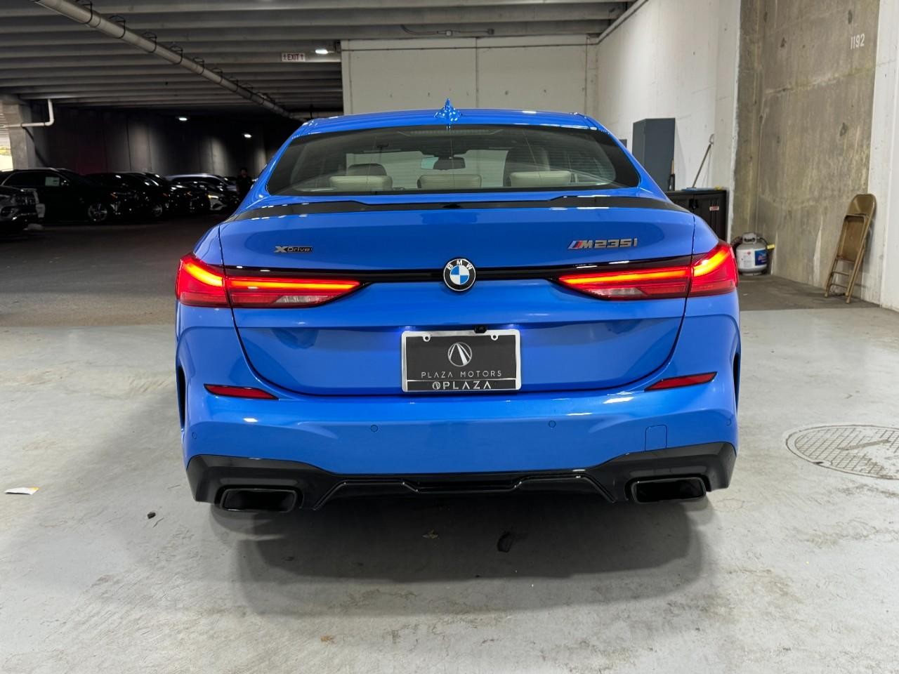 BMW 2 Series Vehicle Full-screen Gallery Image 9