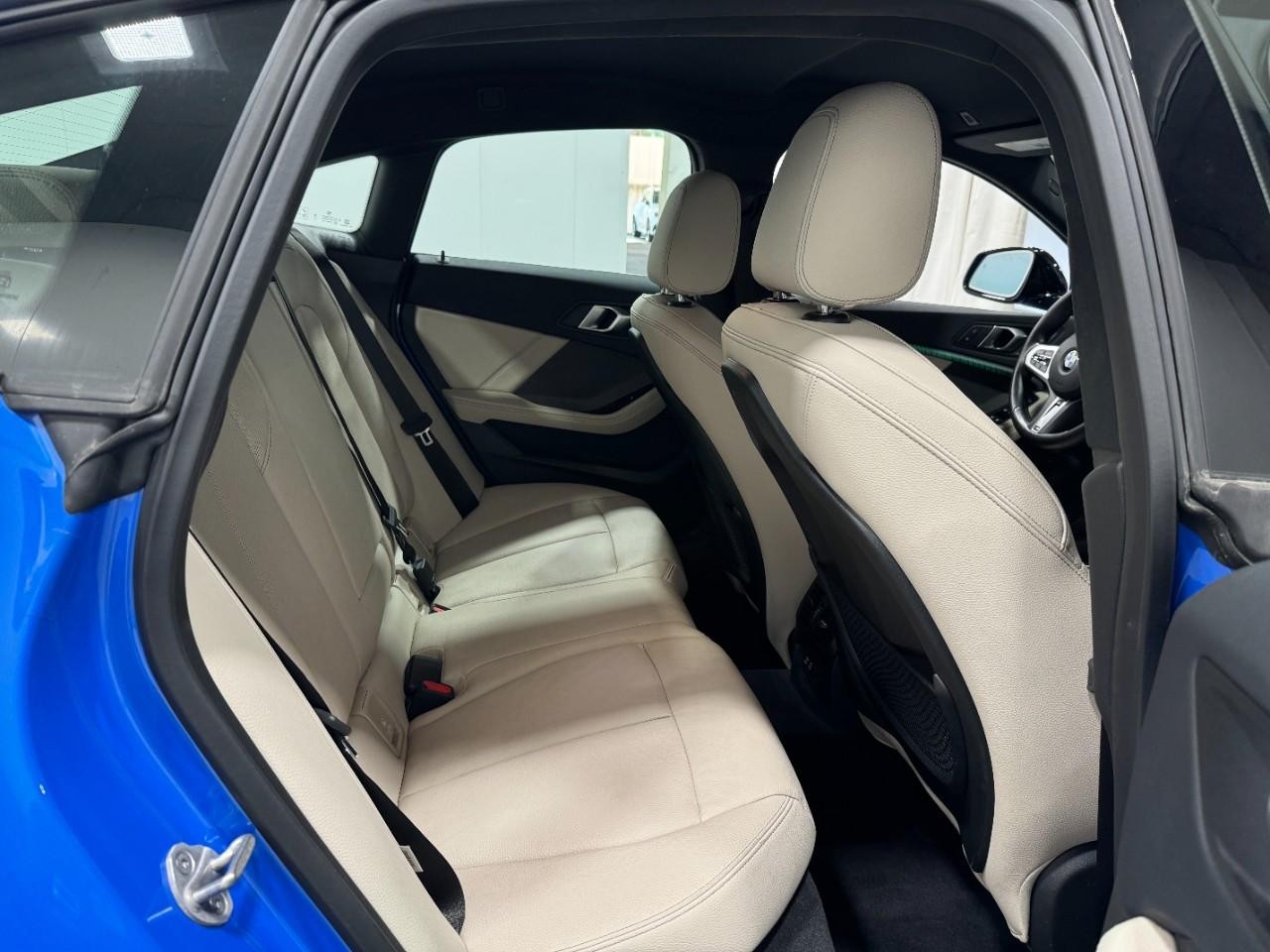 BMW 2 Series Vehicle Full-screen Gallery Image 10