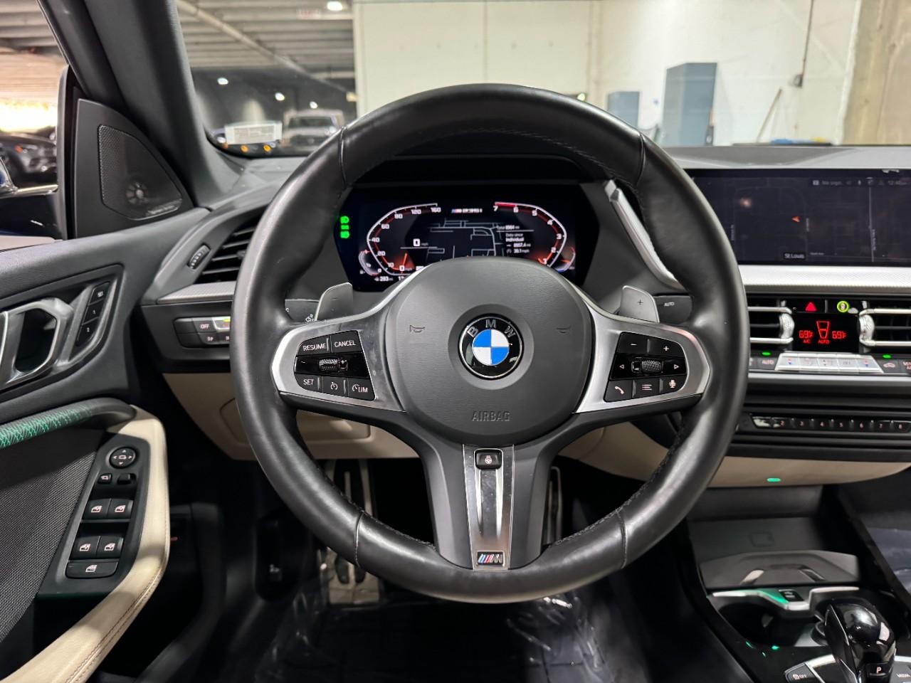 BMW 2 Series Vehicle Full-screen Gallery Image 12