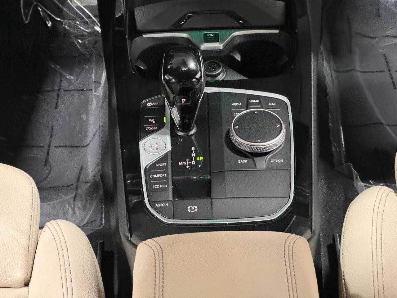 BMW 2 Series Vehicle Full-screen Gallery Image 14