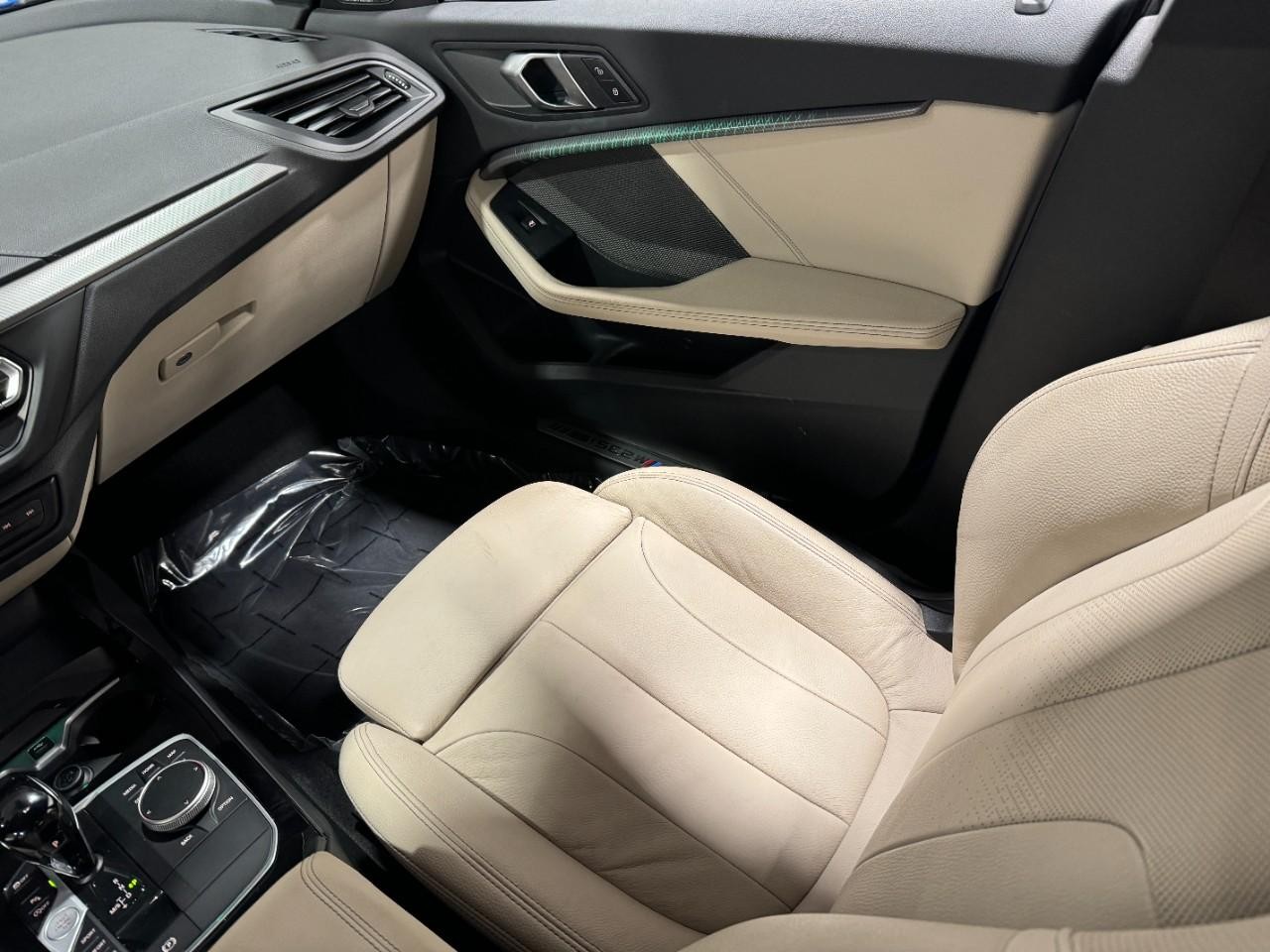 BMW 2 Series Vehicle Full-screen Gallery Image 15