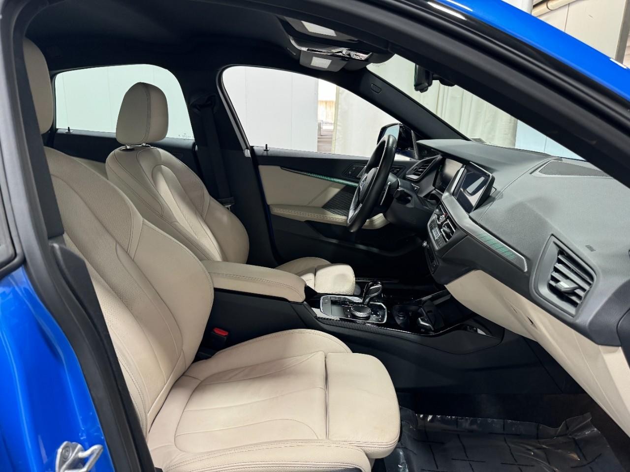 BMW 2 Series Vehicle Full-screen Gallery Image 16