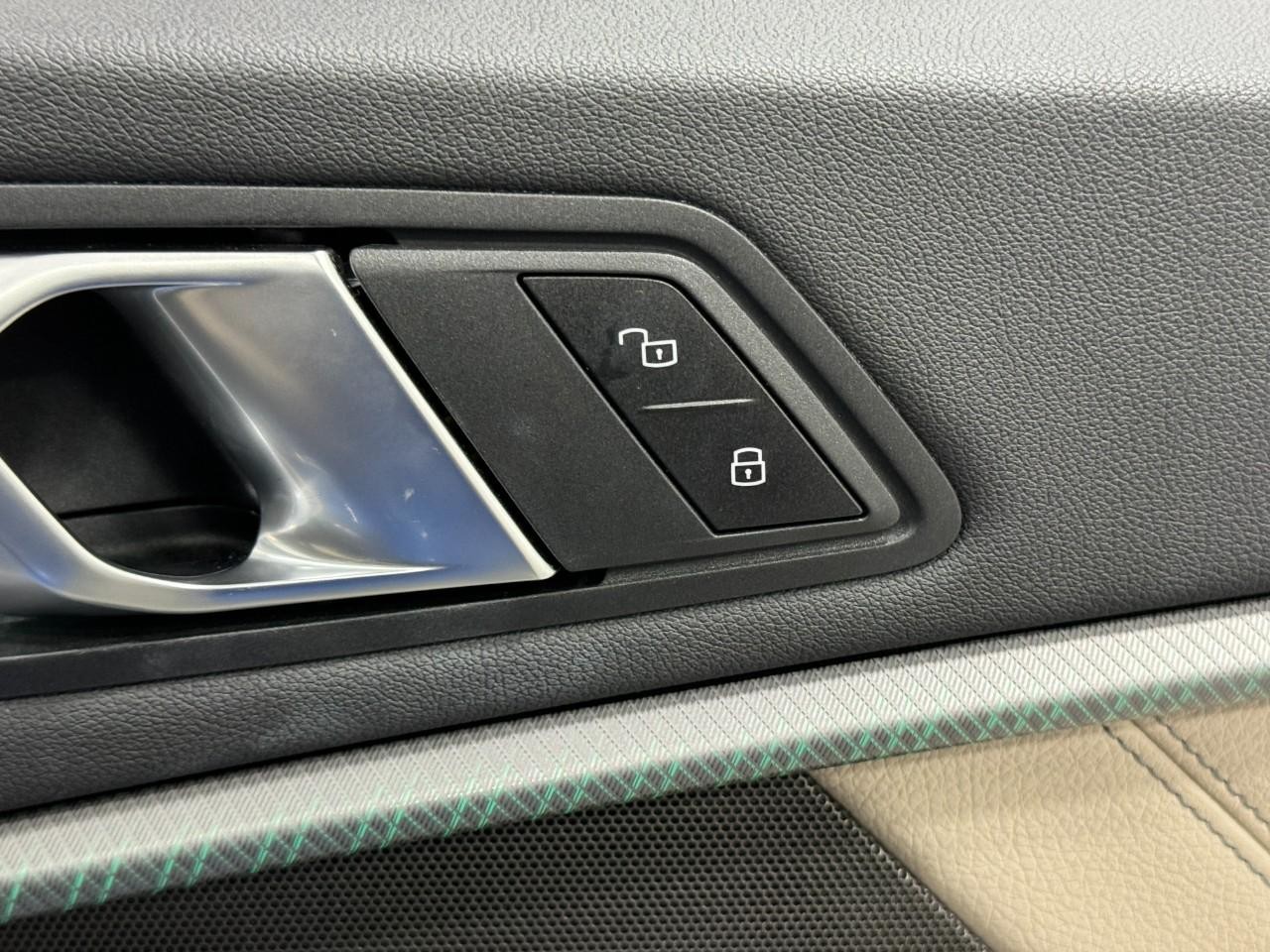 BMW 2 Series Vehicle Full-screen Gallery Image 19