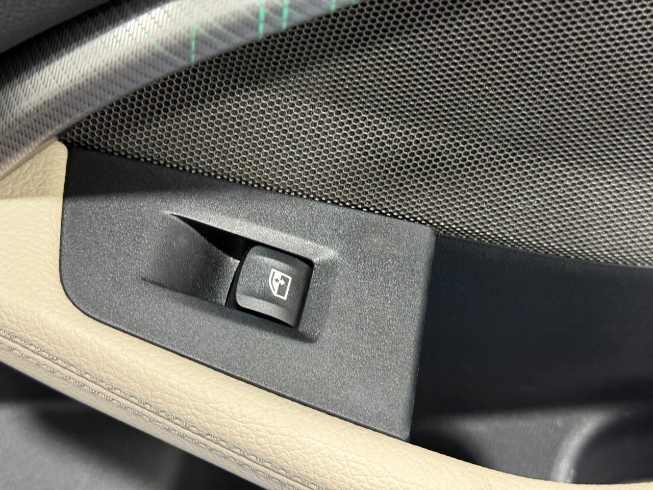 BMW 2 Series Vehicle Full-screen Gallery Image 20