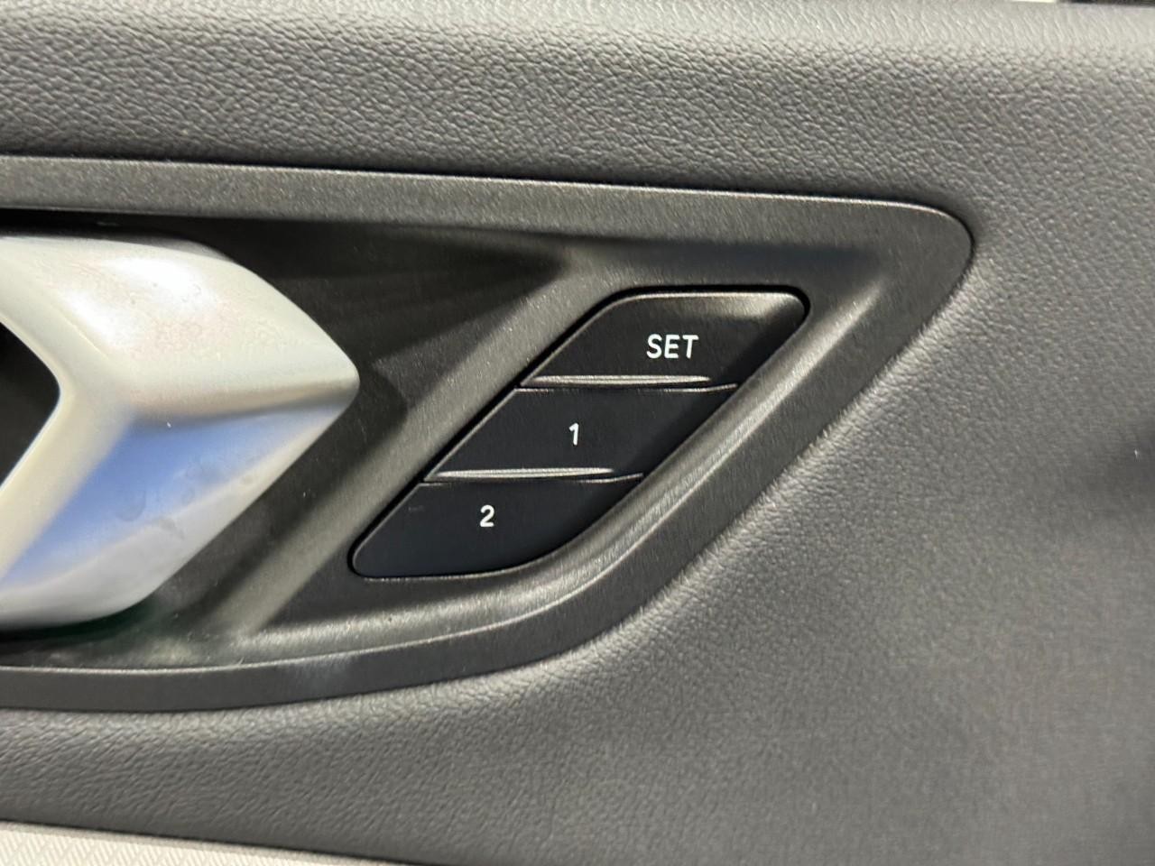 BMW 2 Series Vehicle Full-screen Gallery Image 21