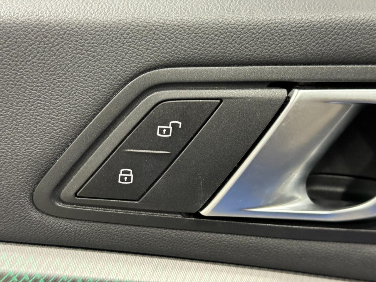 BMW 2 Series Vehicle Full-screen Gallery Image 22