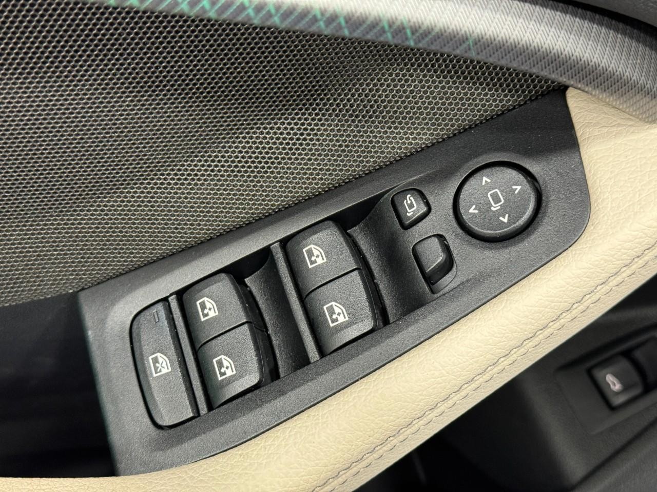 BMW 2 Series Vehicle Full-screen Gallery Image 23