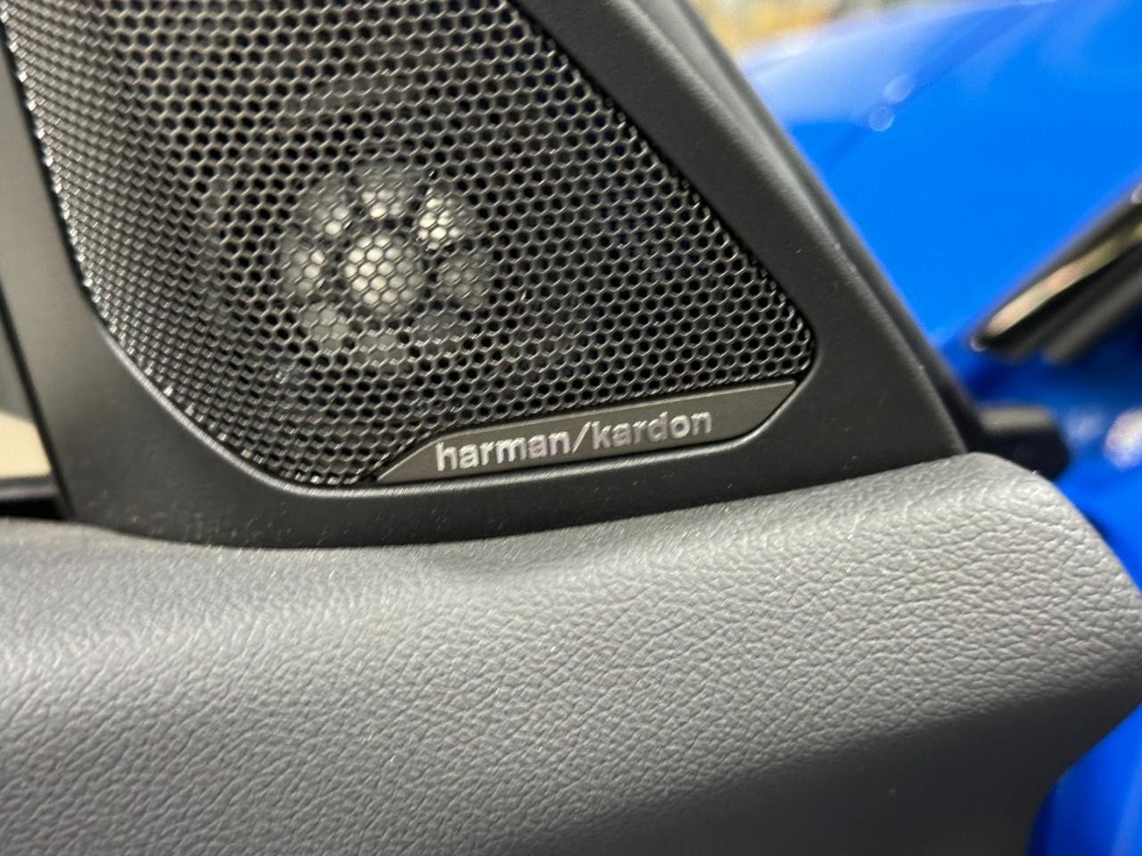 BMW 2 Series Vehicle Full-screen Gallery Image 24