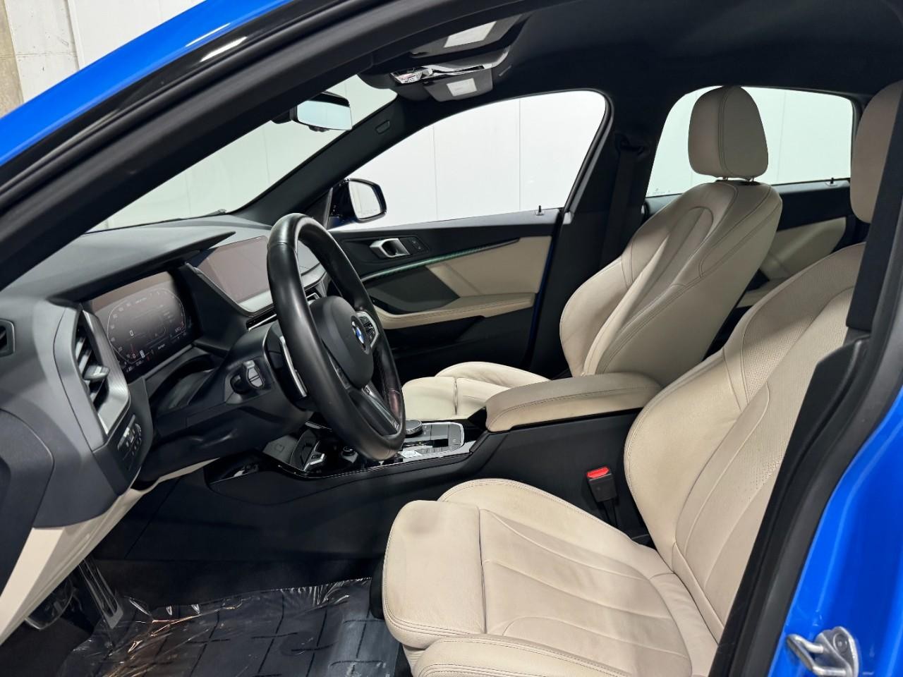 BMW 2 Series Vehicle Full-screen Gallery Image 26