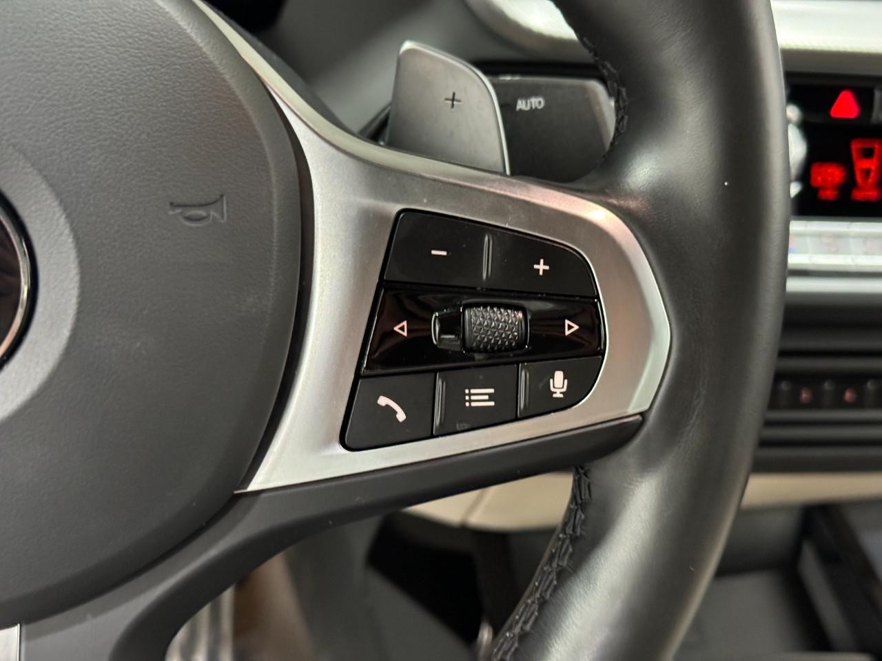 BMW 2 Series Vehicle Full-screen Gallery Image 31