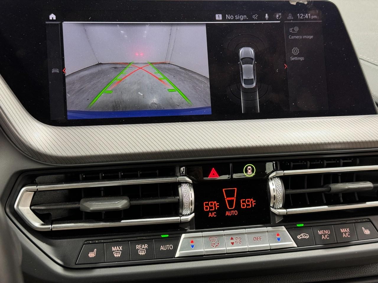 BMW 2 Series Vehicle Full-screen Gallery Image 34