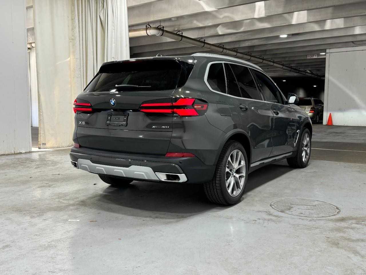 BMW X5 Vehicle Full-screen Gallery Image 4