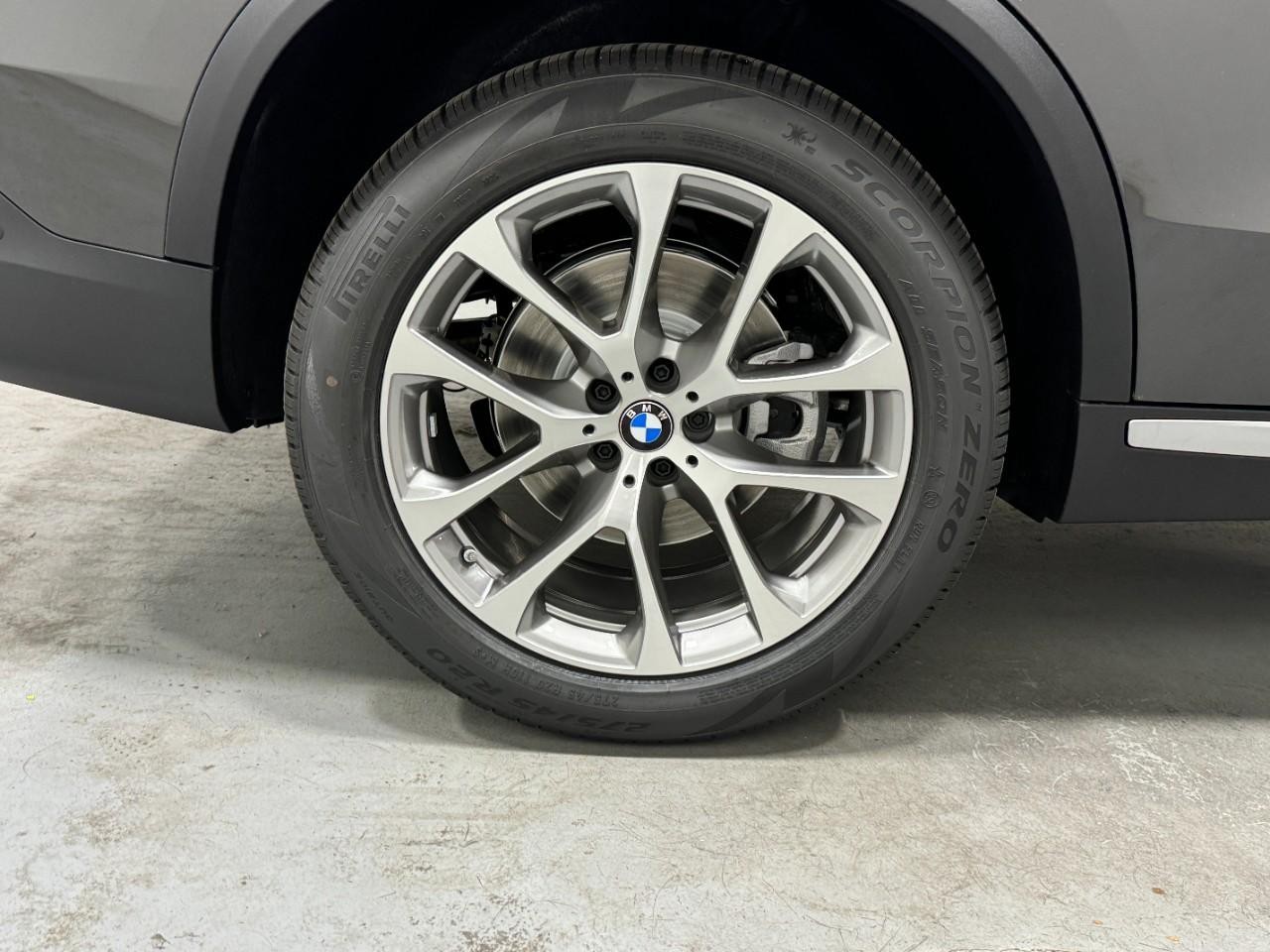 BMW X5 Vehicle Full-screen Gallery Image 5