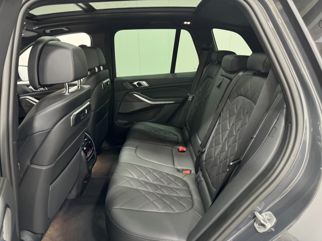 BMW X5 Vehicle Full-screen Gallery Image 8