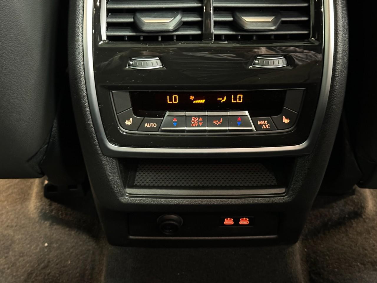 BMW X5 Vehicle Full-screen Gallery Image 11