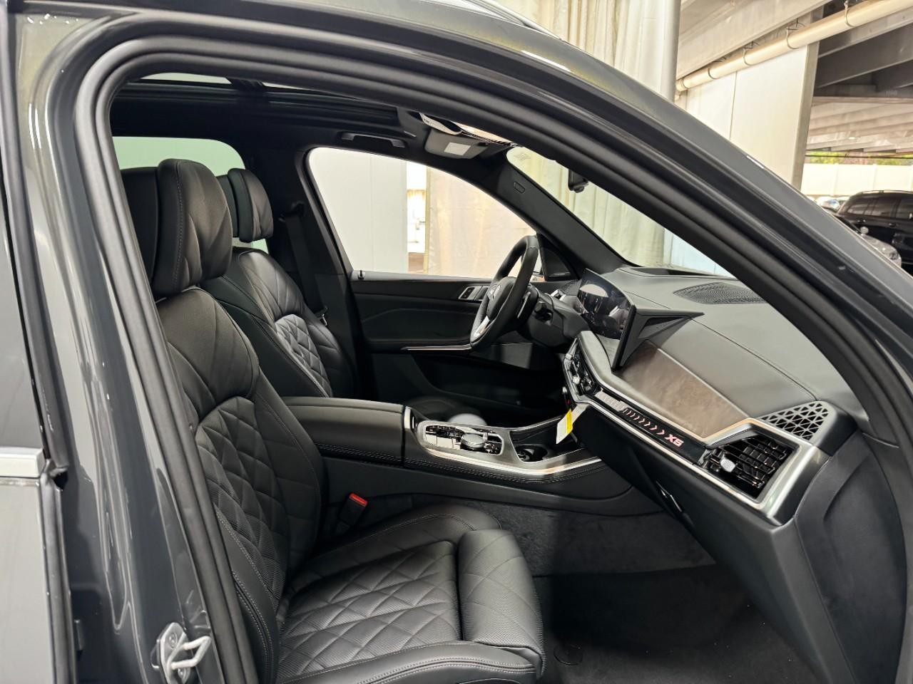 BMW X5 Vehicle Full-screen Gallery Image 19