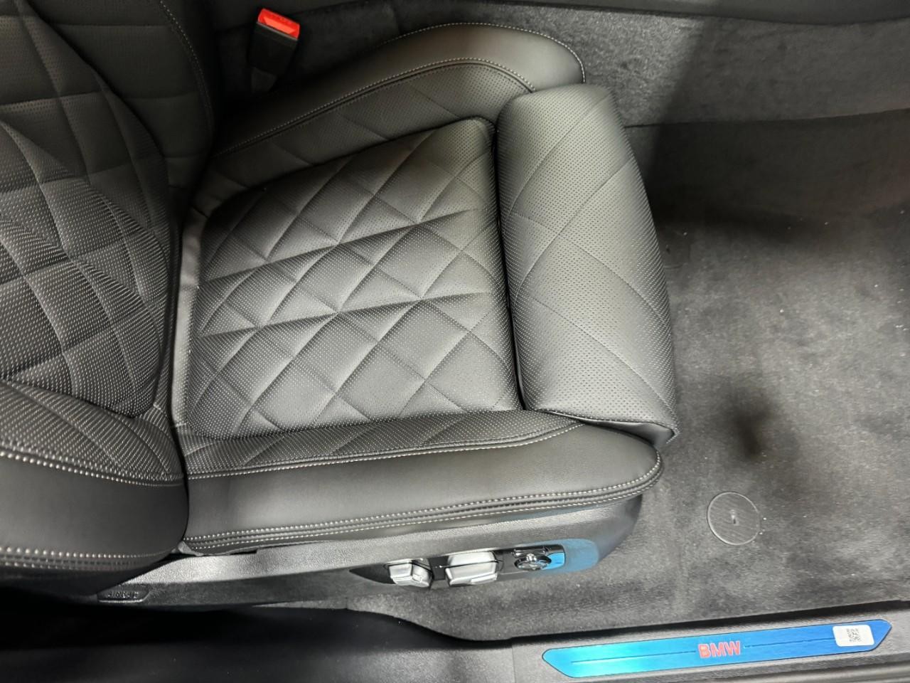 BMW X5 Vehicle Full-screen Gallery Image 20