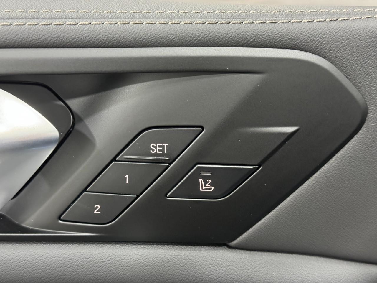 BMW X5 Vehicle Full-screen Gallery Image 25