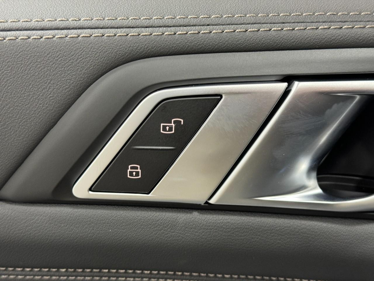 BMW X5 Vehicle Full-screen Gallery Image 26