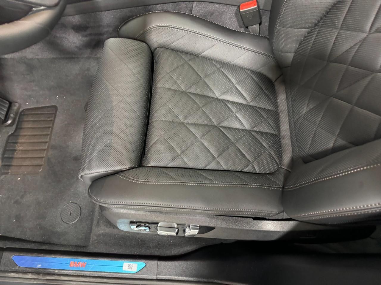 BMW X5 Vehicle Full-screen Gallery Image 29