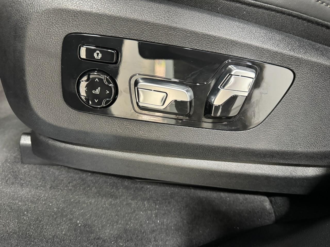 BMW X5 Vehicle Full-screen Gallery Image 30