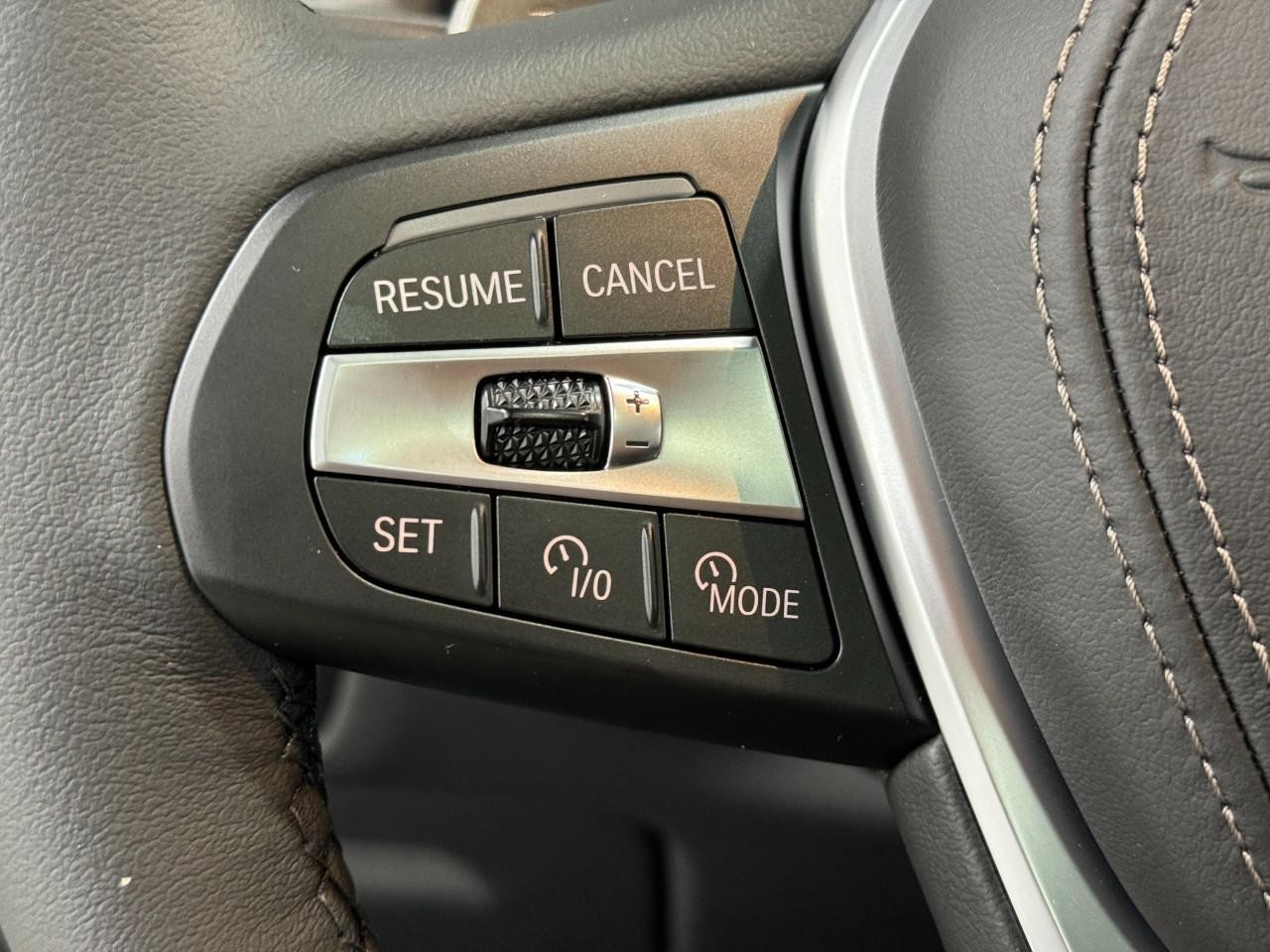 BMW X5 Vehicle Full-screen Gallery Image 32