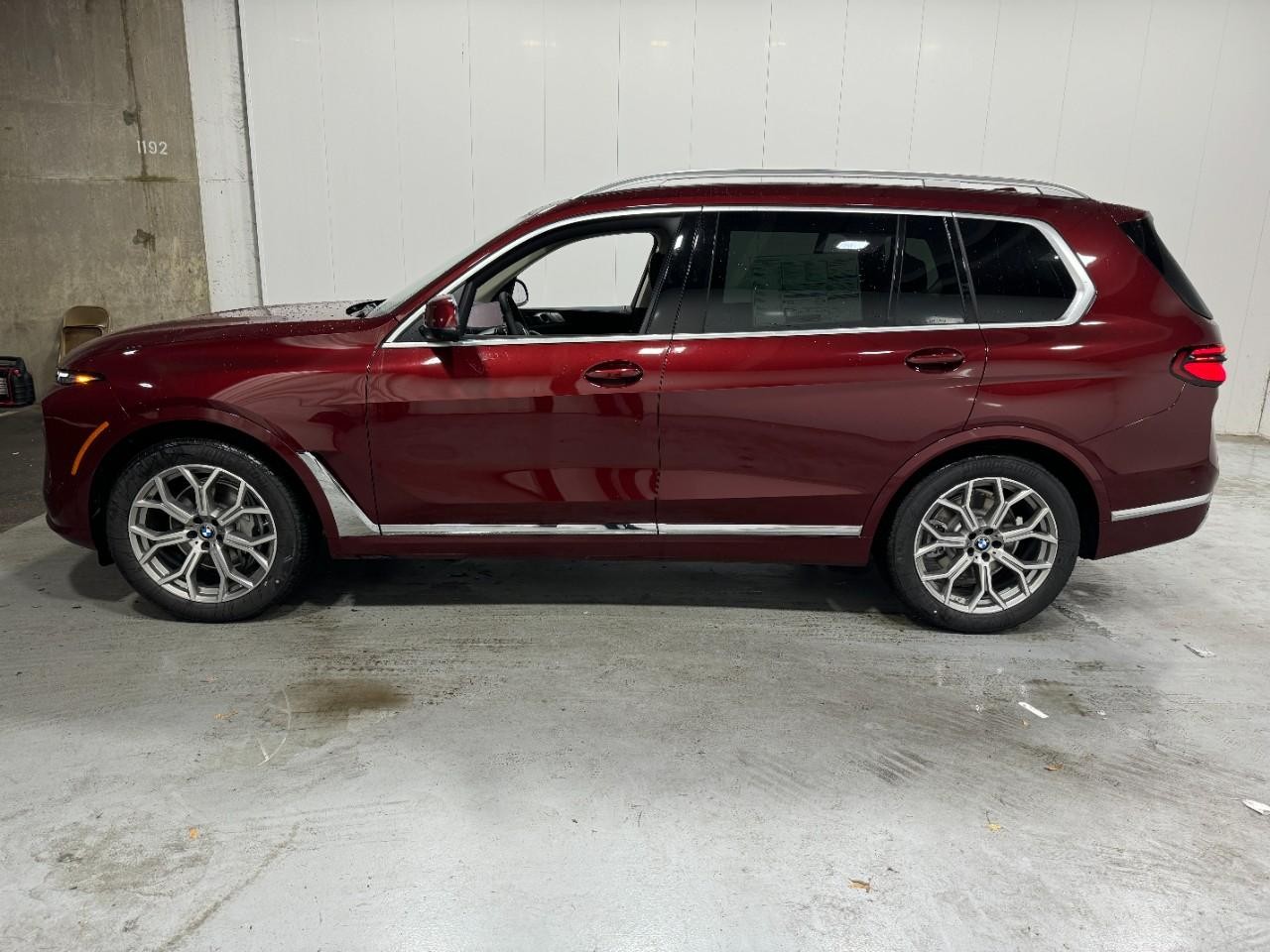 BMW X7 Vehicle Full-screen Gallery Image 2